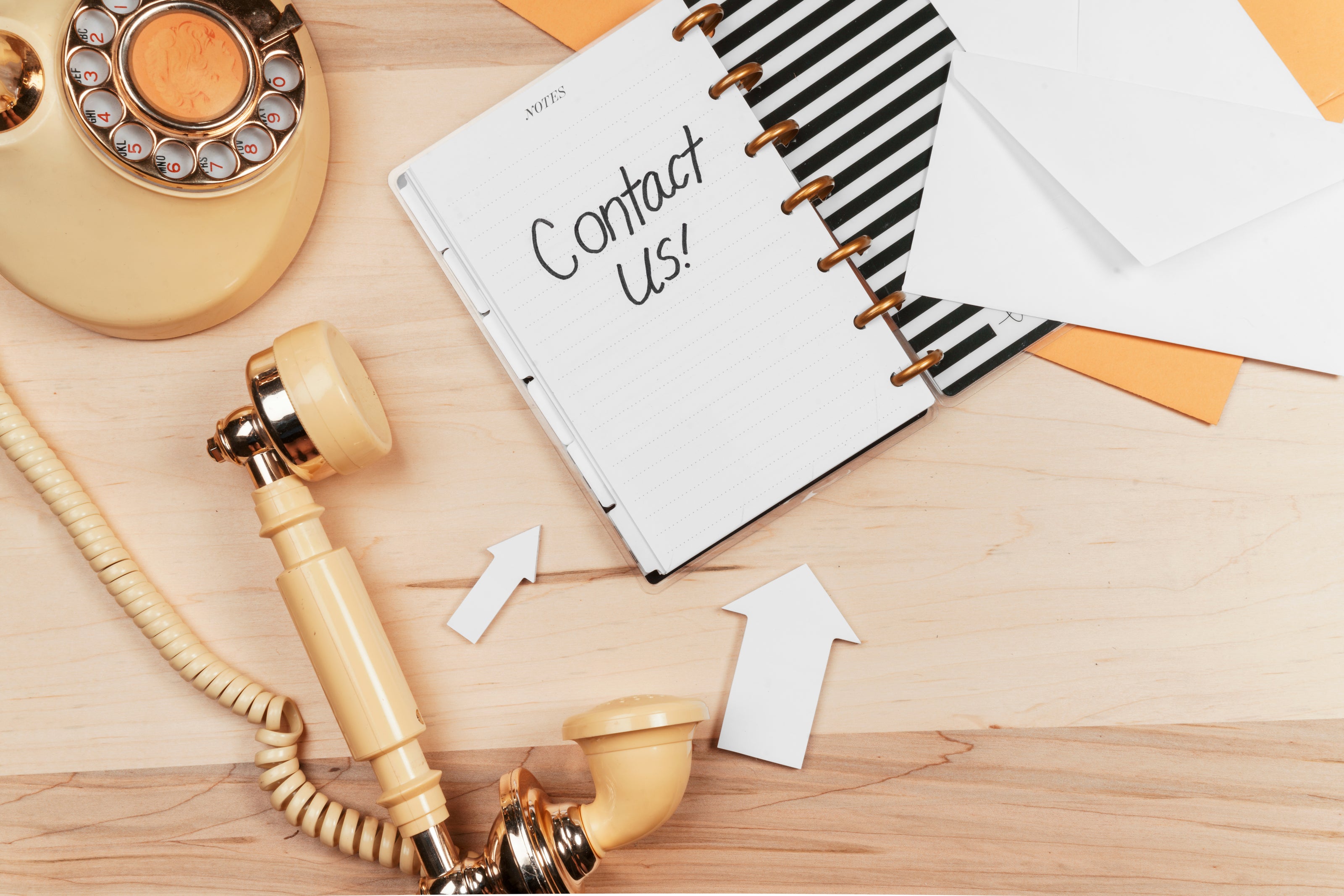 Realistic flat mockup depicting a call to customer service.